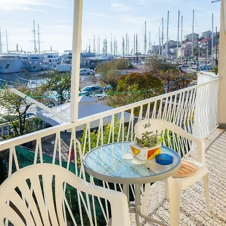 Sunny Seaside Jesenice (Split-Dalmatia)