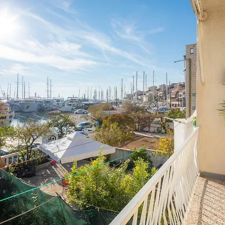 Apartment Sunny Seaside Jesenice (Split-Dalmatia)