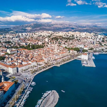 Sunny Seaside Apartment Jesenice (Split-Dalmatia)